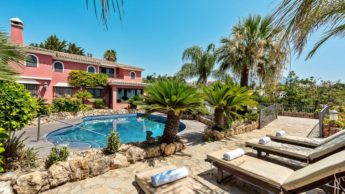 This beautiful Villa is located in one of the most popular areas of the Costa del Sol, in Nueva Anda, Spain