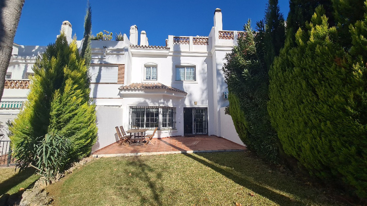 Beautifully appointed 3 bedroom townhouse situated on one of the most desirable inland golf resorts , Spain
