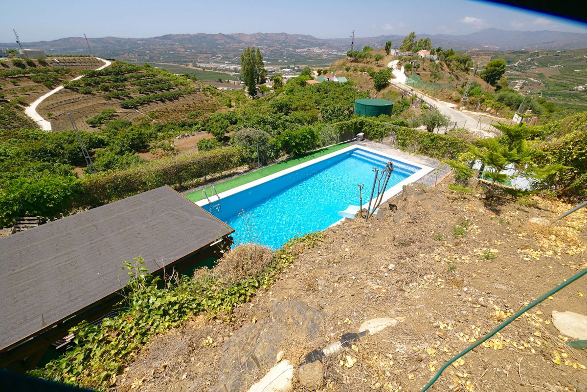 This house is located in El Trapiche, on a plot of 2,025 square meters with panoramic views, all orientations and equipped with everything you can...