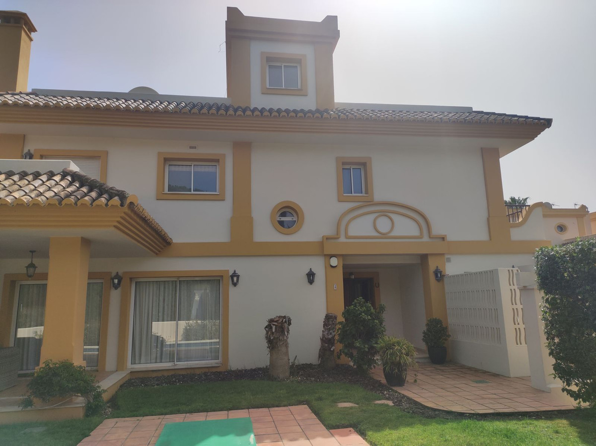 Villa Pareada en San Roque Club, Costa del Sol
