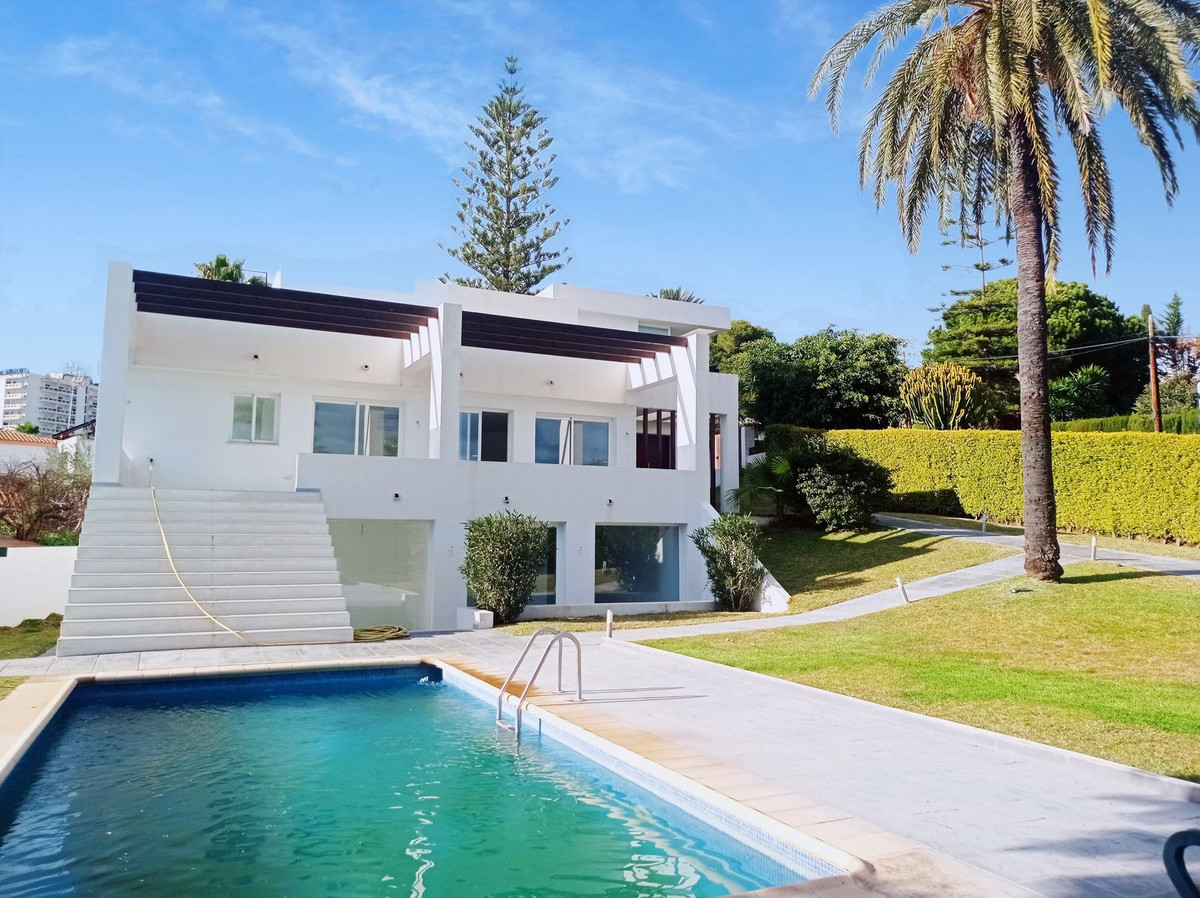 Vrijstaande Villa te koop in Nueva Andalucía R4202746