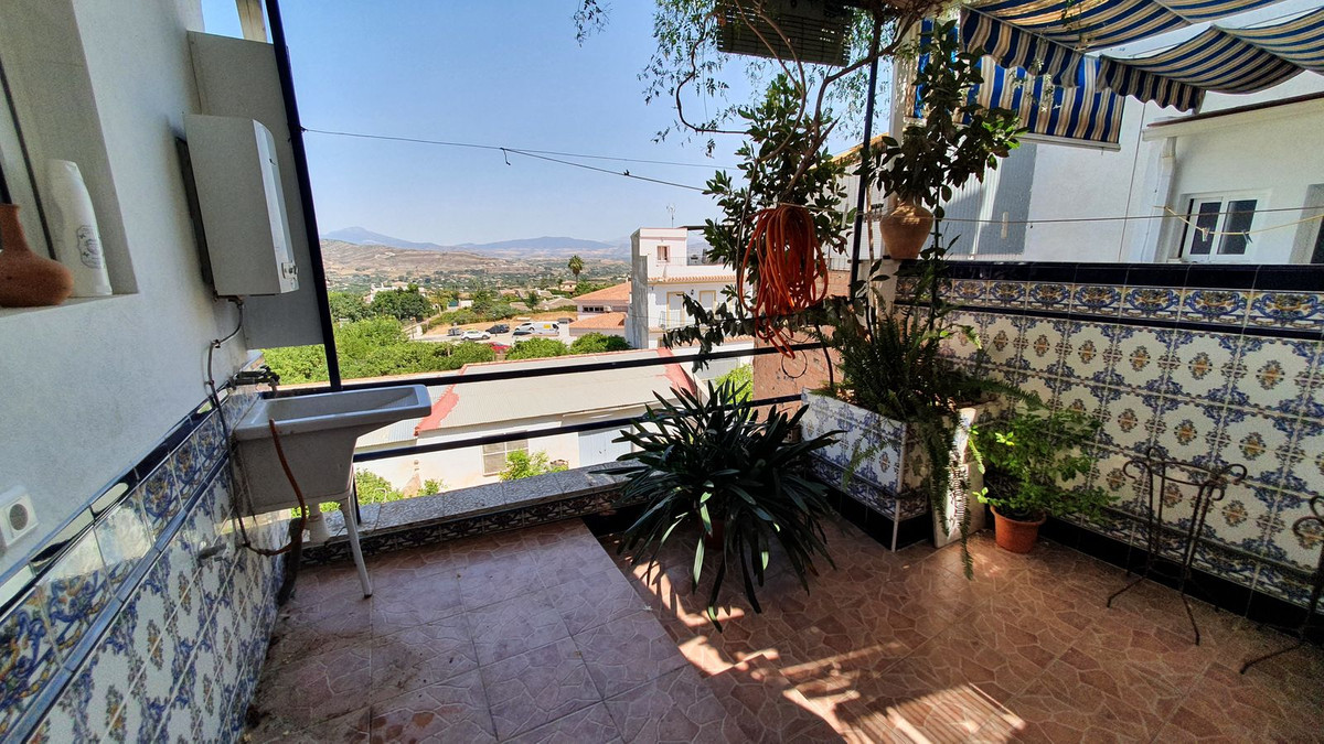Nice and bright townhouse in one of the main streets of Alhaurin El Grande. The property is distribu, Spain