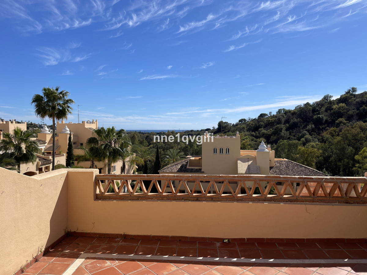 Apartment in Elviria with sea views 

New to the market. 
Corner apartment with 3 bedrooms and 3 bat, Spain