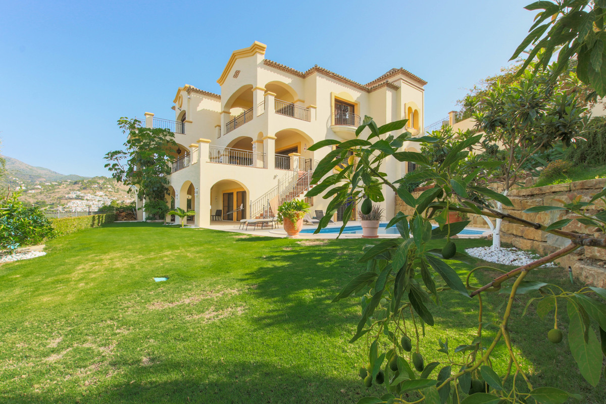 5 bed Property For Sale in La Quinta, Costa del Sol - 1
