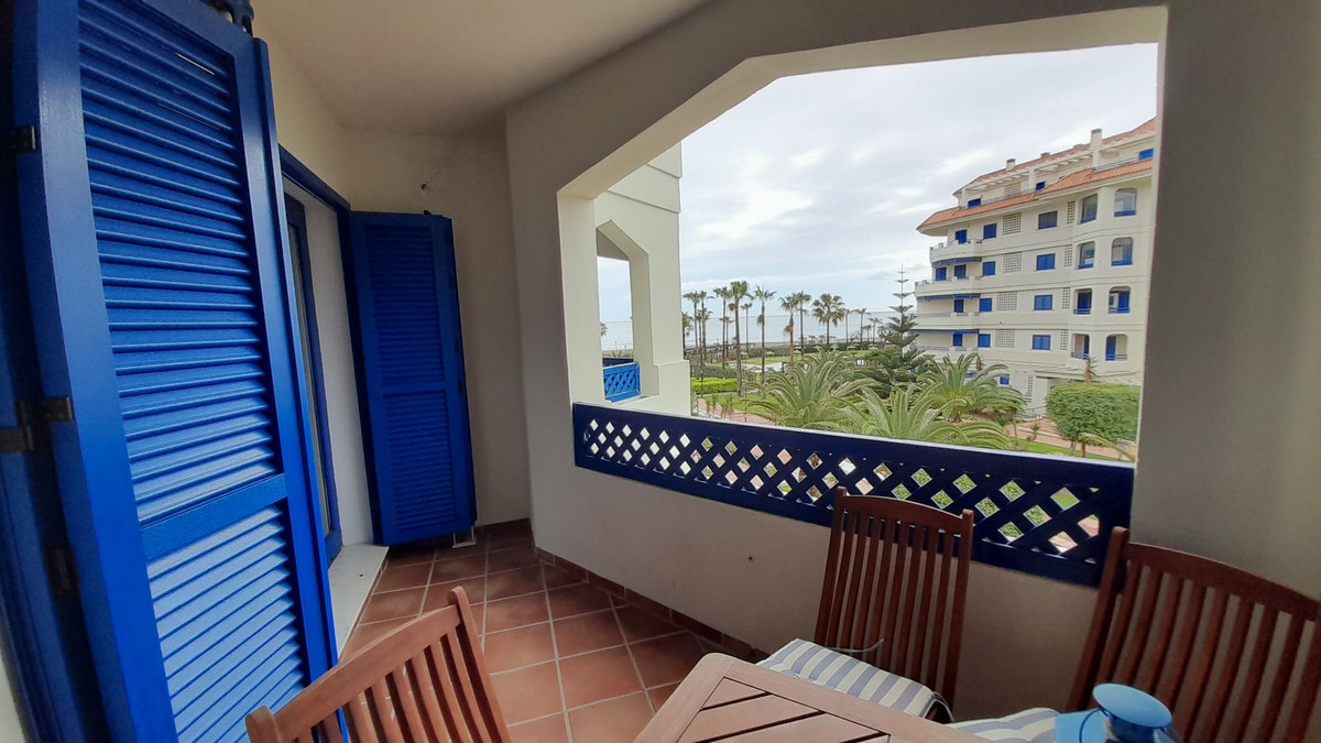 Very nice and well-kept second-floor apartment with terrace and sea views in the prestigious La Nori, Spain