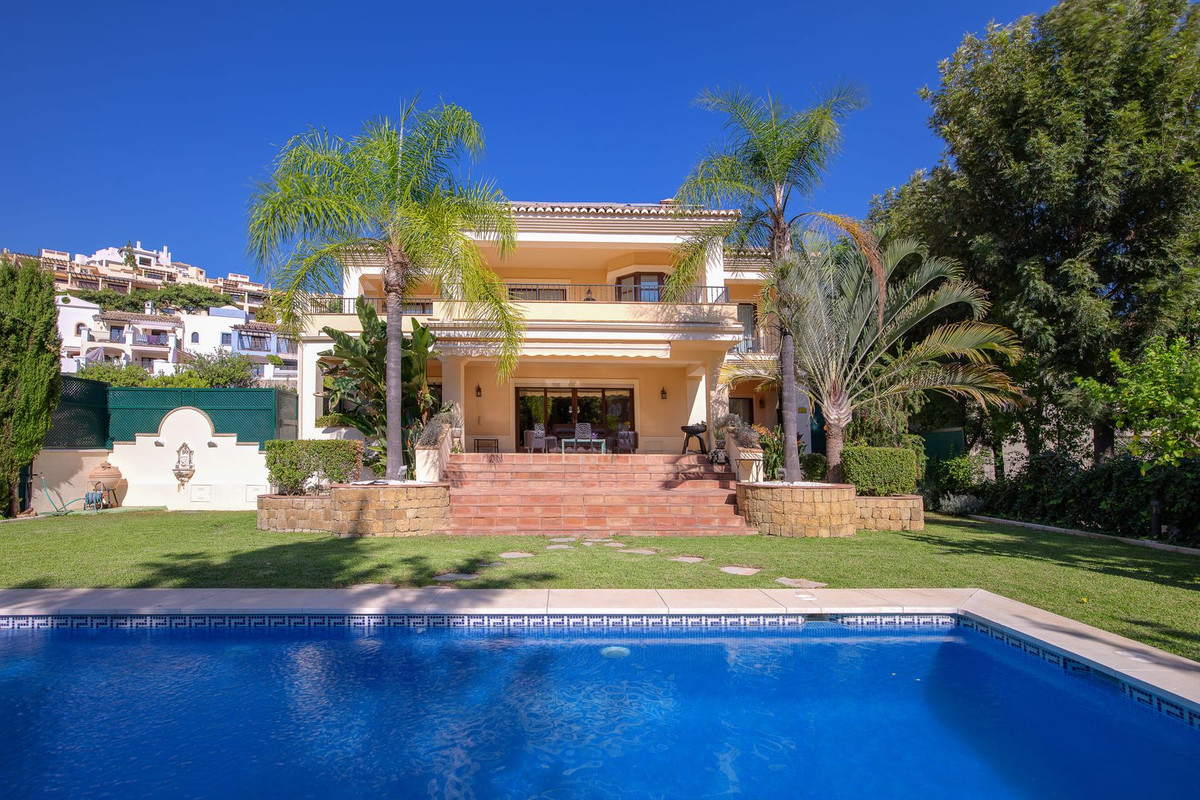 6 Bed Villa For Sale in El Madroñal, Benahavis