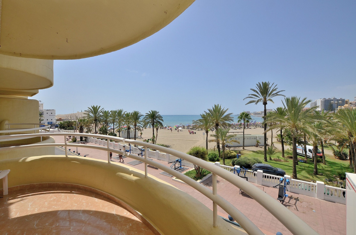 FRONT LINE BEACH apartment located in the famous PUERTO MARINA area. Prime location walking distance, Spain