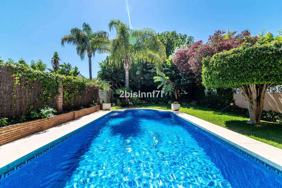 						Villa  Pareada
													en venta 
																			 en Marbella
					