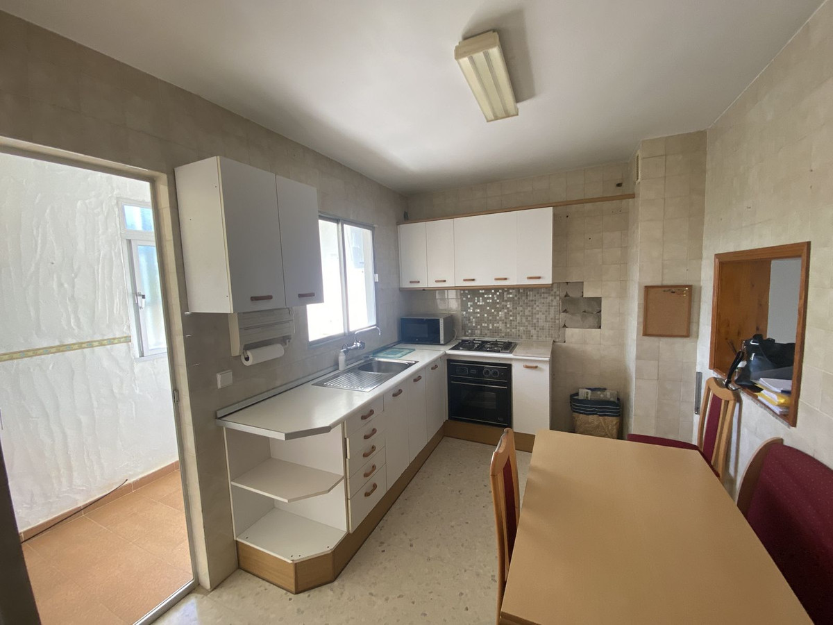 2 Bedroom Middle Floor Apartment For Sale Estepona, Costa del Sol - HP4292719
