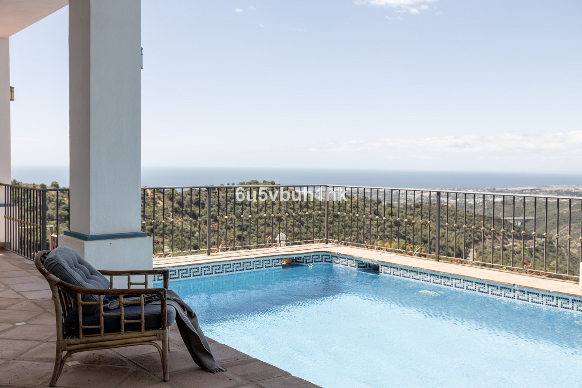 A fabulously located South facing villa set on the higher part of the Sierra Blanca Country Club, en, Spain