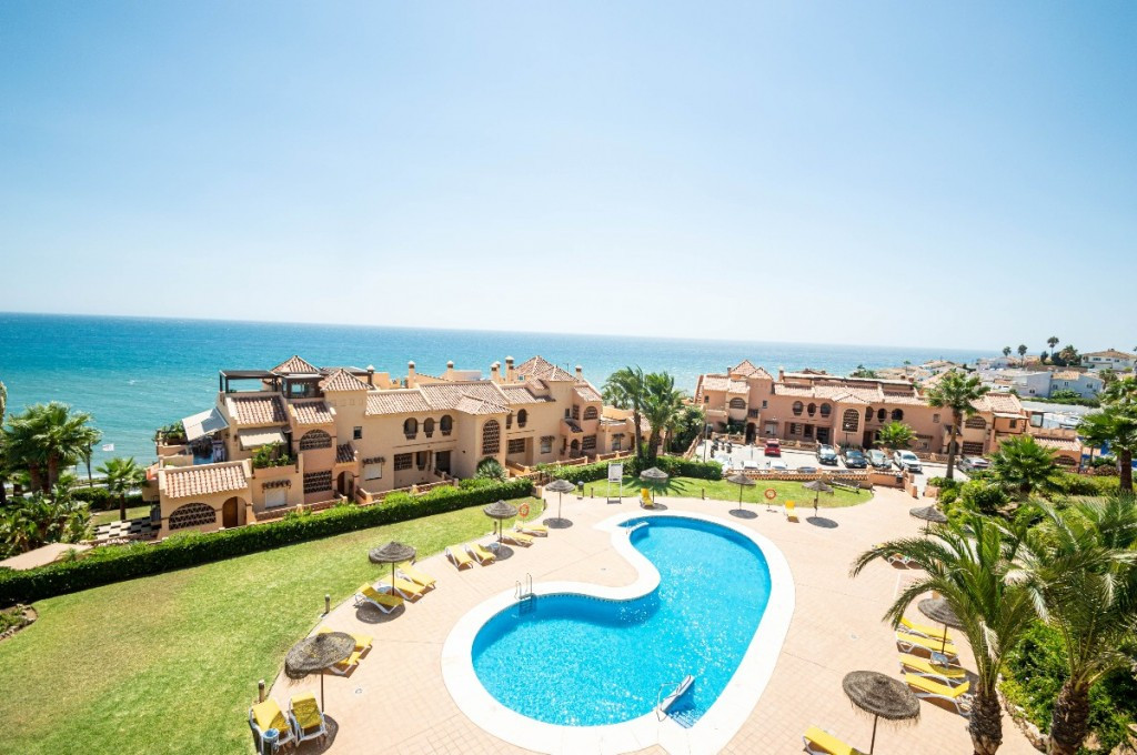 Panoramic sea views.
300 meters to the beach.
Large terraces + sunny roof terrace all day.
Roof terr, Spain