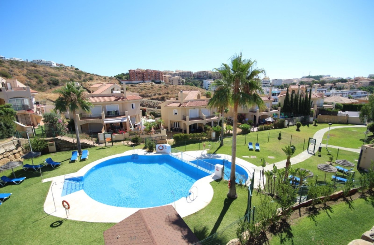 Spectacular townhouse in Riviera del Sol!

The property is distributed in a spacious living-dining r, Spain