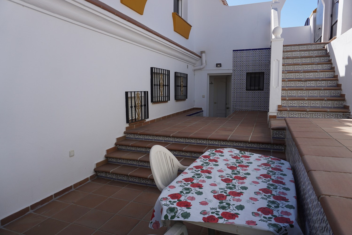 Spacious and very bright villa near Niza Beach with two additional guest annexes.