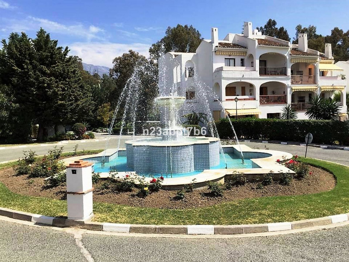 Middle Floor Apartment for sale in Aloha, Costa del Sol