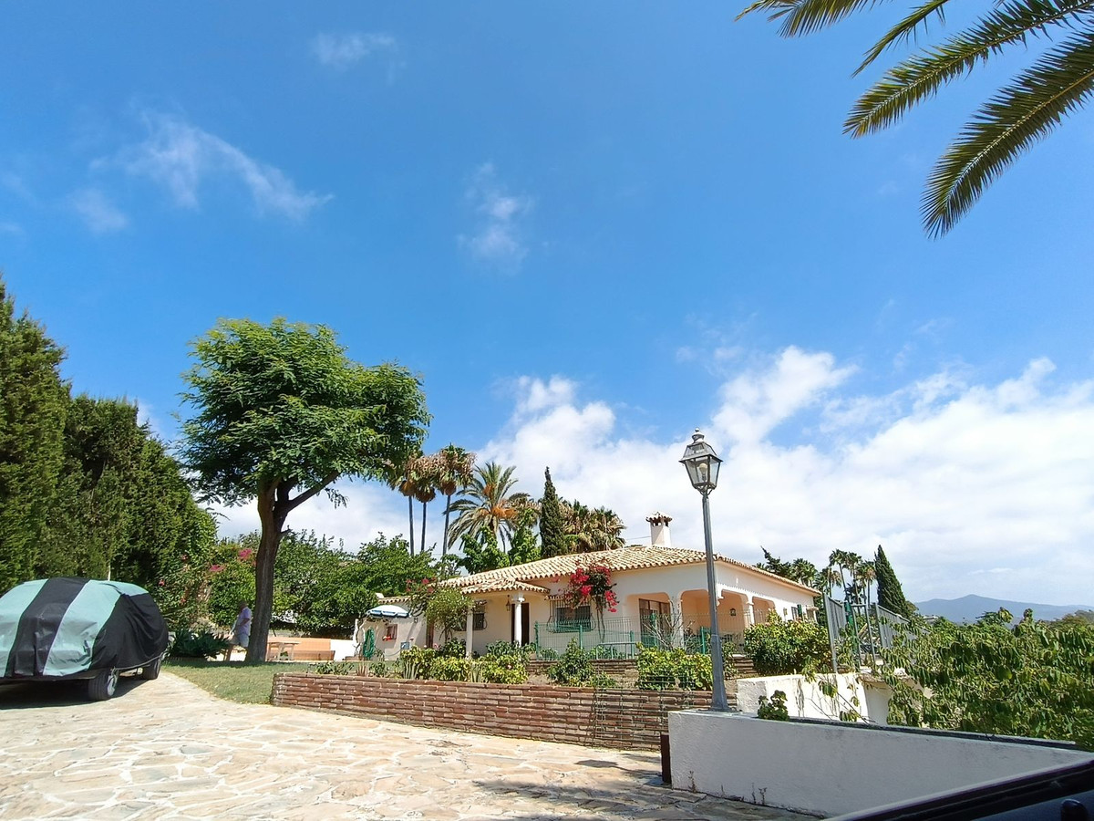 Extraordinary Villa with an area of 346m2 built on a plot that has a total of 4,298m2.

Located in t, Spain