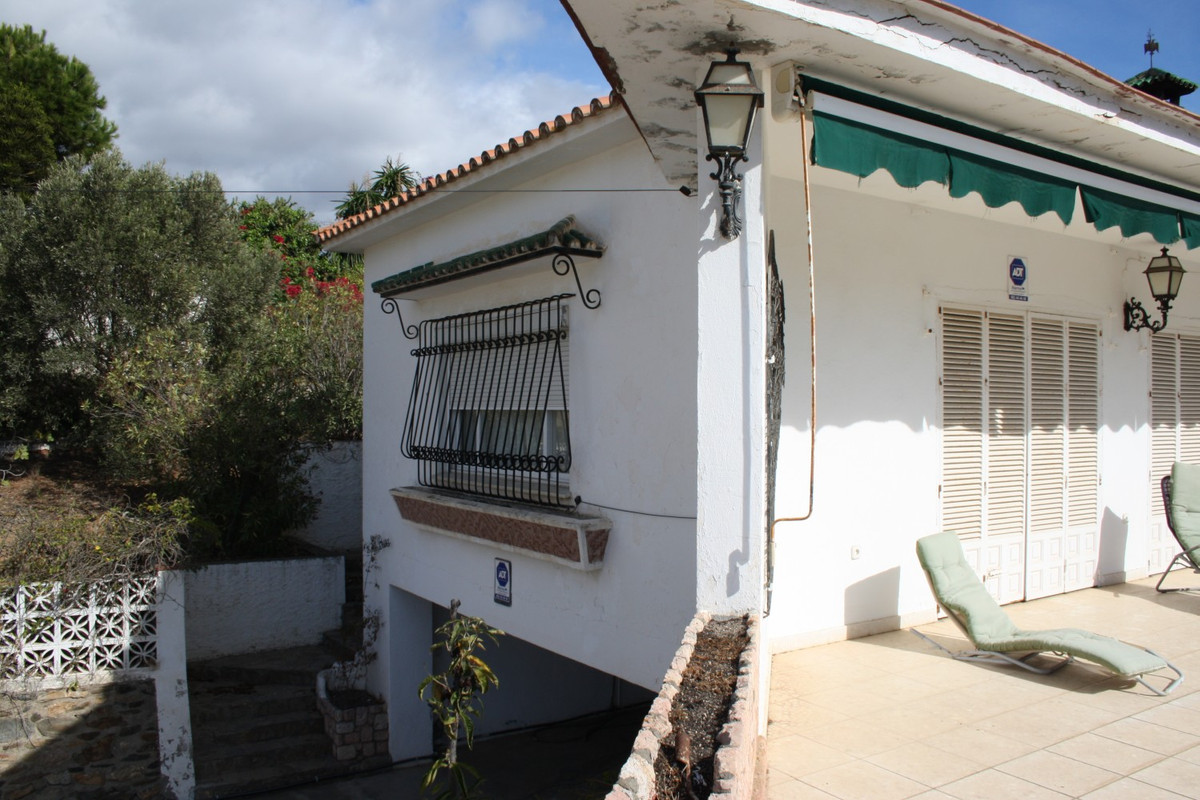 Imposing detached villa of 485 m2 composed of 4 plots with a total area of 4,210 M2.