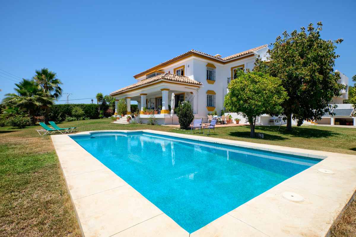 Vrijstaande Villa te koop in Guadalmina Alta R3898630