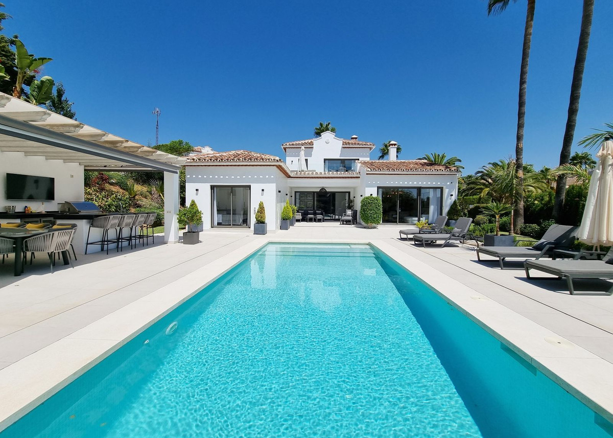 4 bedroom Villa For Sale in Elviria, Málaga - thumb 36
