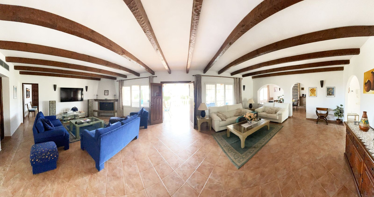 Charming rustic villa surrounded by the Guadalmina Golf course.