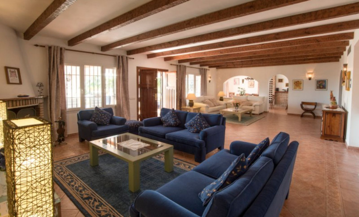 Charming rustic villa surrounded by the Guadalmina Golf course.