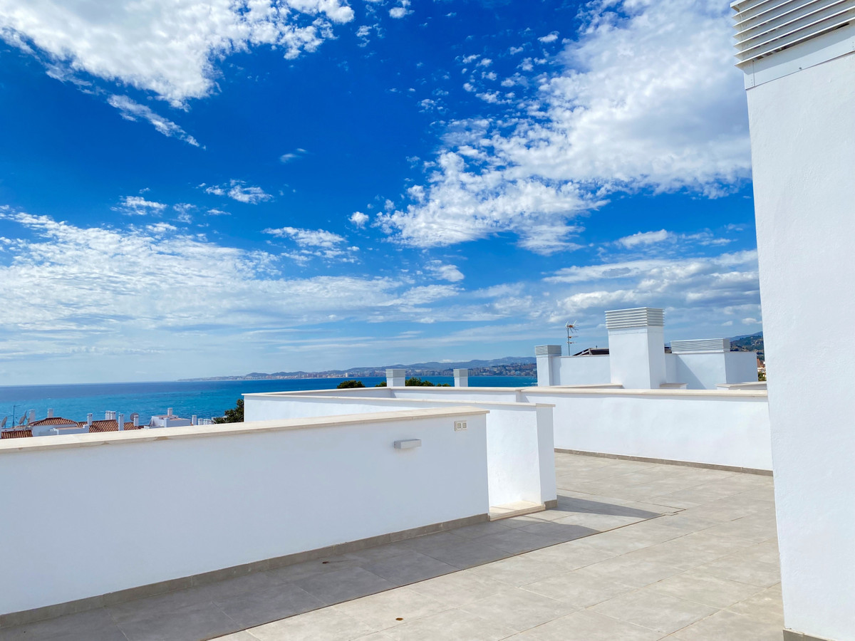 Impressive Penthouse with huge solarium and great views of the Bay of Fuengirola - brand new!

On wh, Spain