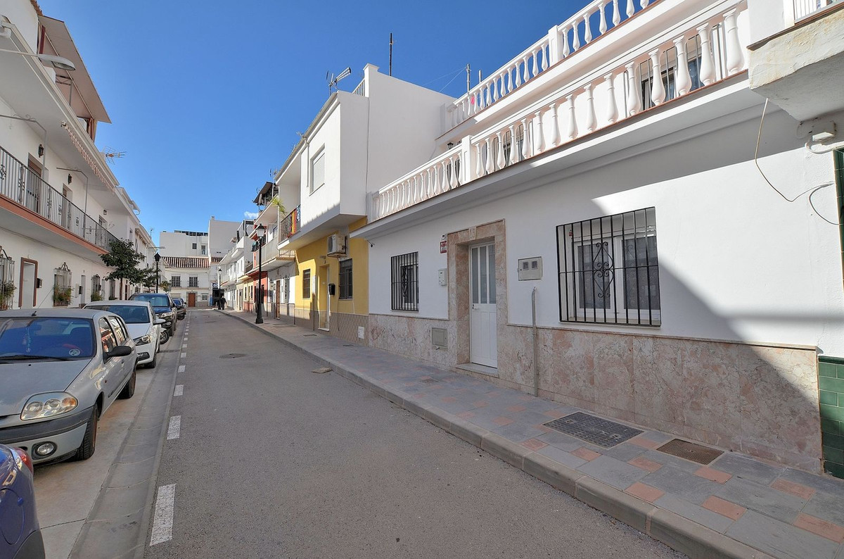 Fantastic RENOVATED TOWNHOUSE located in Los Boliches (Fuengirola). PRIME LOCATION, in a peaceful st, Spain