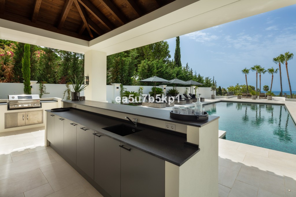 Villa te koop in Marbella R4715494