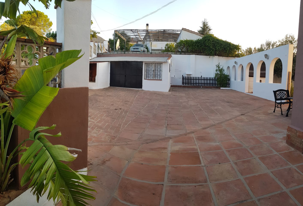 3256-V For sale a large property with two villas, the main one measuring 410m2, consisting of 7 bedrooms with wardrobes, 5 bathrooms, living room with