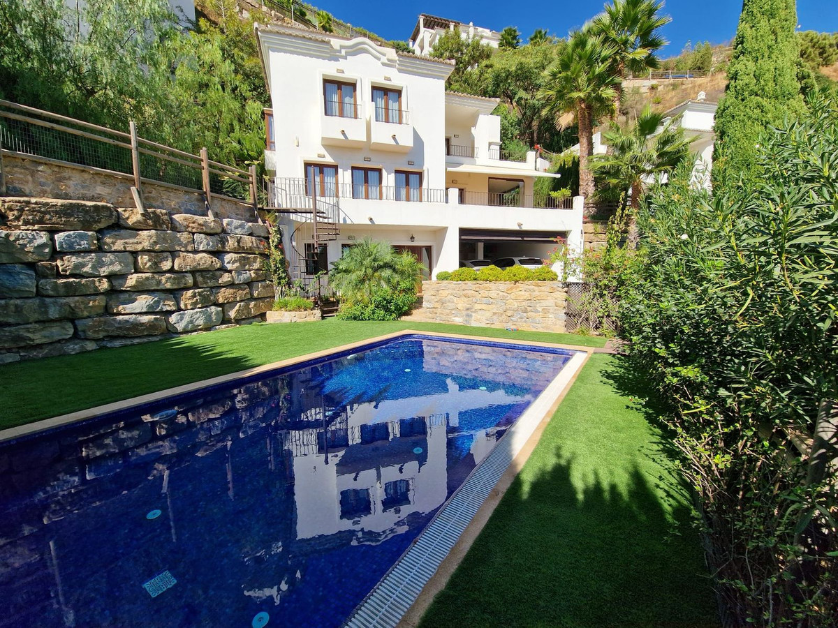 Five-bedroom villa for sale in the exclusive Benahavis Country Club area, with sea and mountain view, Spain