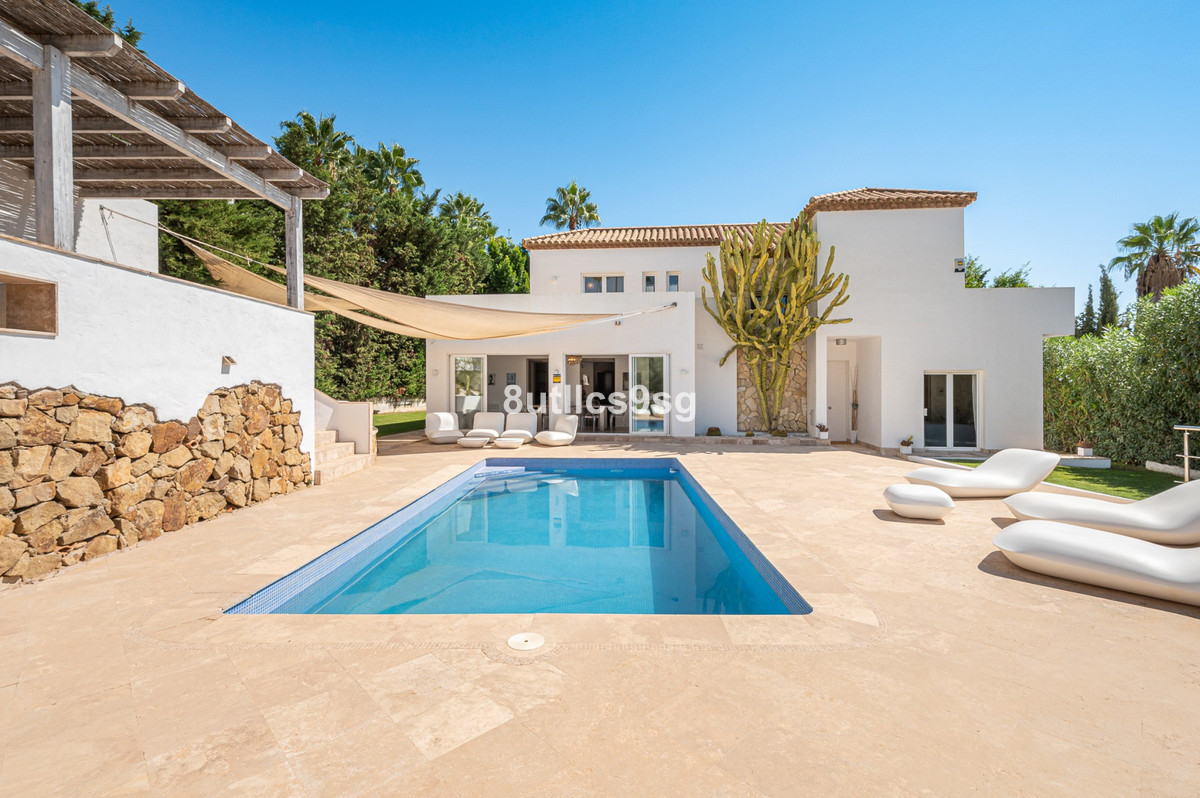 Detached Villa for sale in Nueva Andalucía R4152514