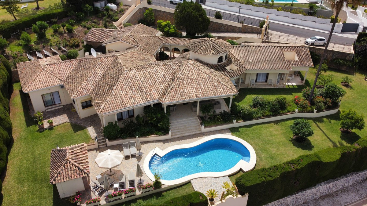 Detached Villa for sale in El Paraiso R4620283