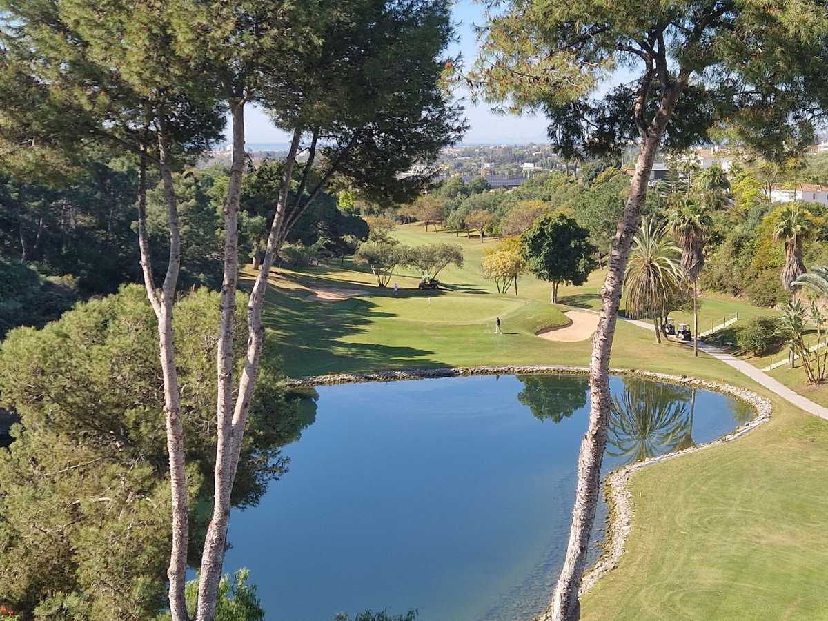 Beautiful duplex penthouse located  frontline golf La Quinta.

It consistt of 2 beds/ 2 baths, both , Spain