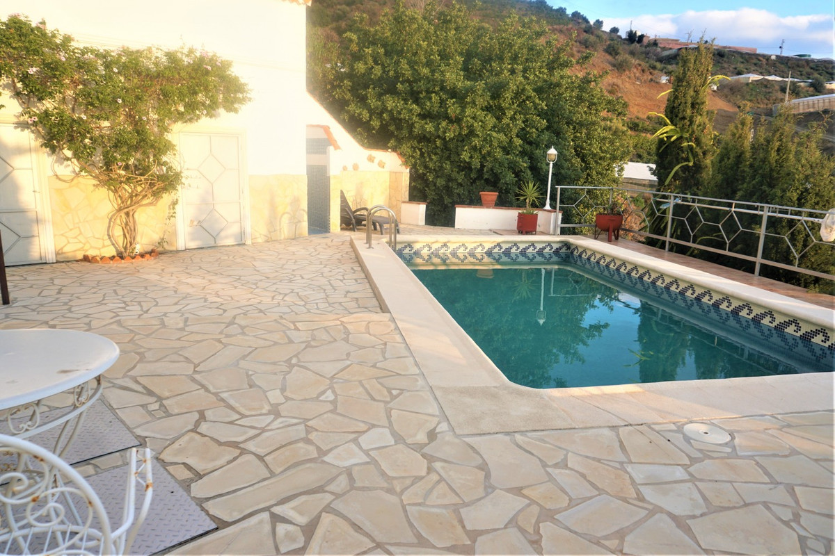 This is a wonderful villa situated only 5 minutes from Algarrobo Pueblo.