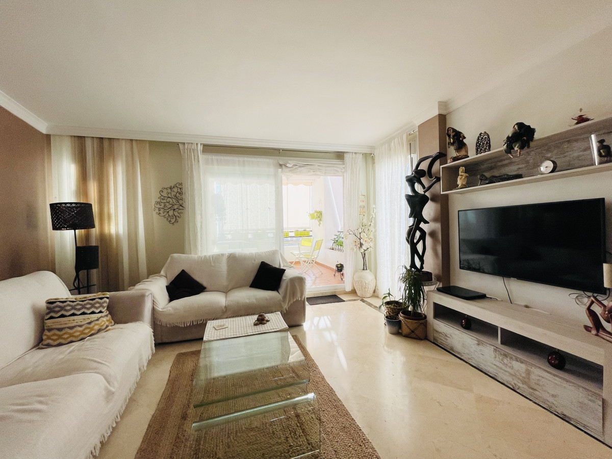 Located in a gated community just a ten minute walk from La Duquesa beaches and local amenities, you will find this recently renovated duplex penth...