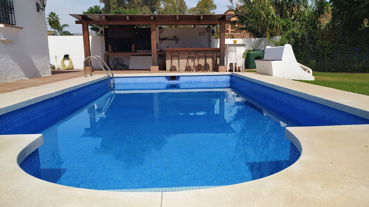 Detached Villa for sale in Estepona R4449589