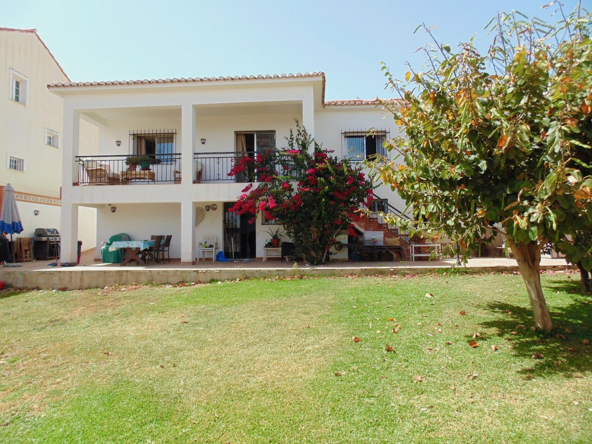 5 bed Villa for sale in Arroyo de la Miel