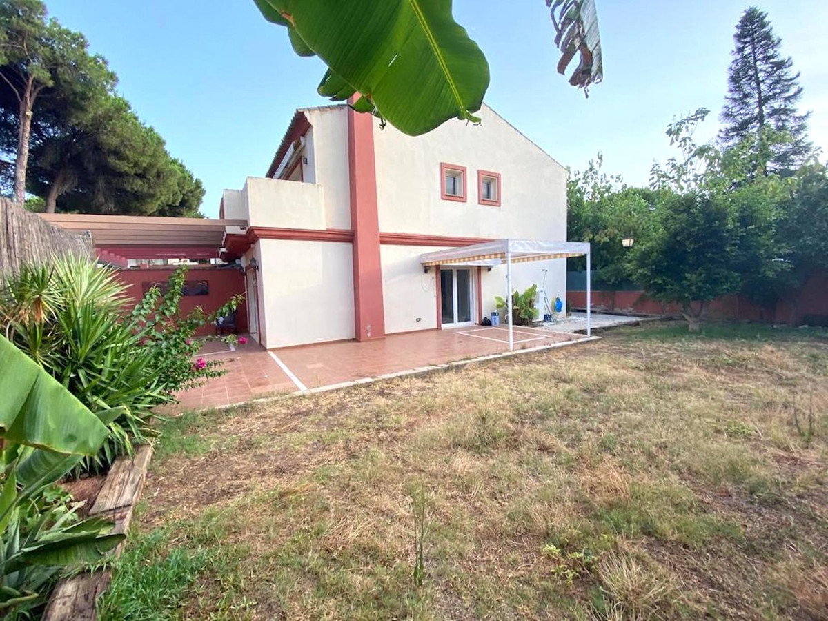 Villa Pareada en venta en Benamara, Estepona