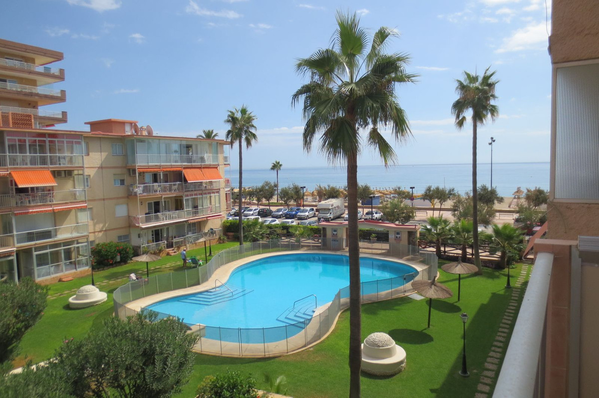 Fantastic 1 bedroom apartment on the beachfront.
Pleasant gardens and swimming pool to enjoy with th, Spain