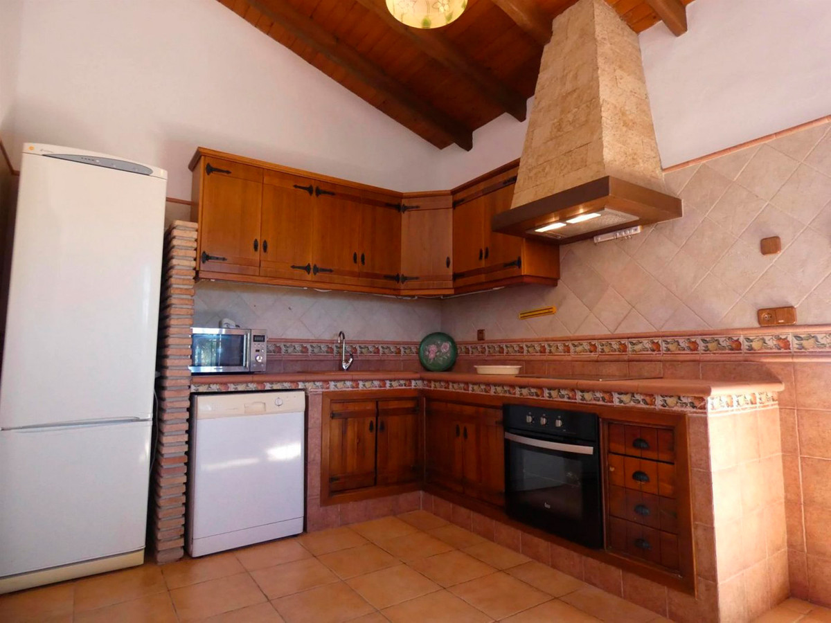 WONDERFUL COUNTRY HOUSE LOCATED 5 MINUTES FROM ALHAURIN EL GRANDE, CONSISTS OF 2 FLOORS, 4 BEDROOMS, 2 BATHROOMS, LIVING ROOM, AIR CONDITIONING, SW...