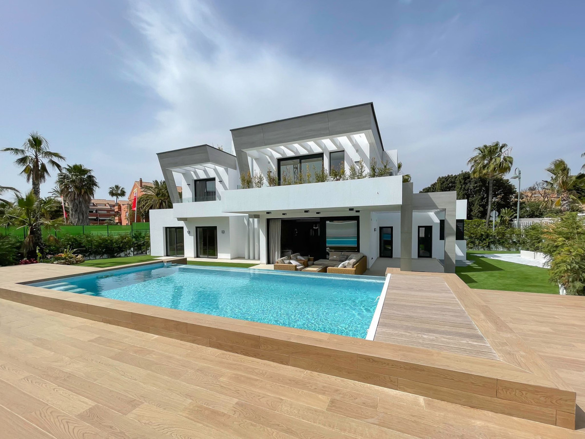 Privileged location near the famous Puerto Banús and only 3 minutes walk to the beach.