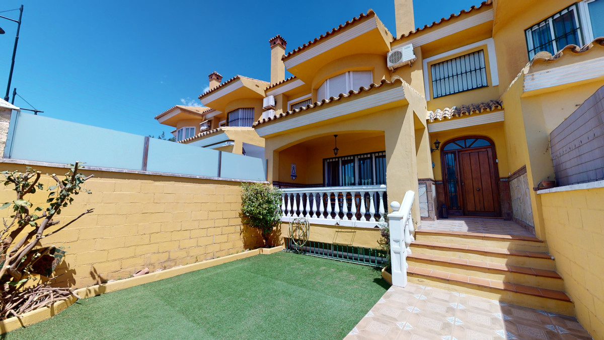 Townhouse, Los Boliches, Costa del Sol.
3 Bedrooms, 3 Bathrooms, Built 281 m², Terrace 60 m².

Setti, Spain
