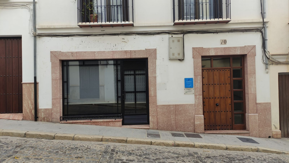 COMMERCIAL PROPERTY - at street level, located in Near Antequera City Centre and its monuments . Per, Spain