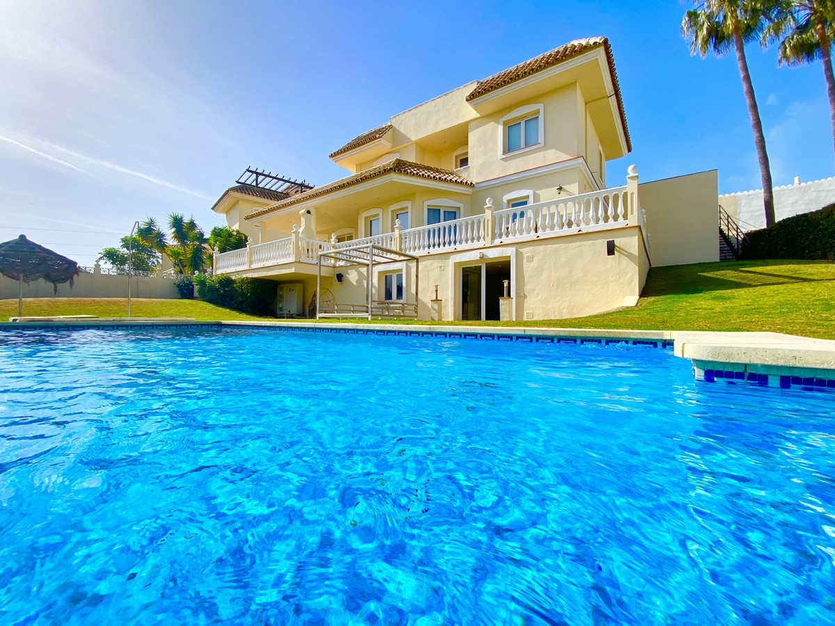 The villa has a mix between Andalucian and modern style.

This villa has 2 levels, has 4 bedrooms, 3, Spain