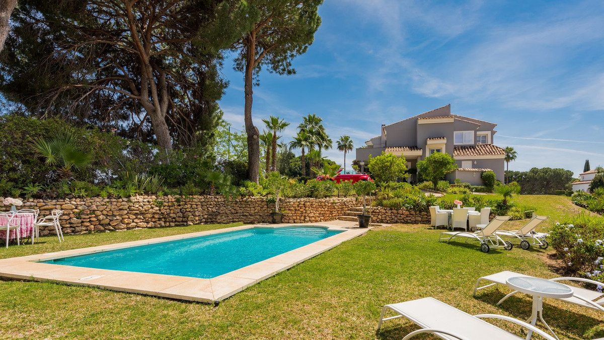 5 bedroom Villa For Sale in Nueva Andalucía, Málaga - thumb 1
