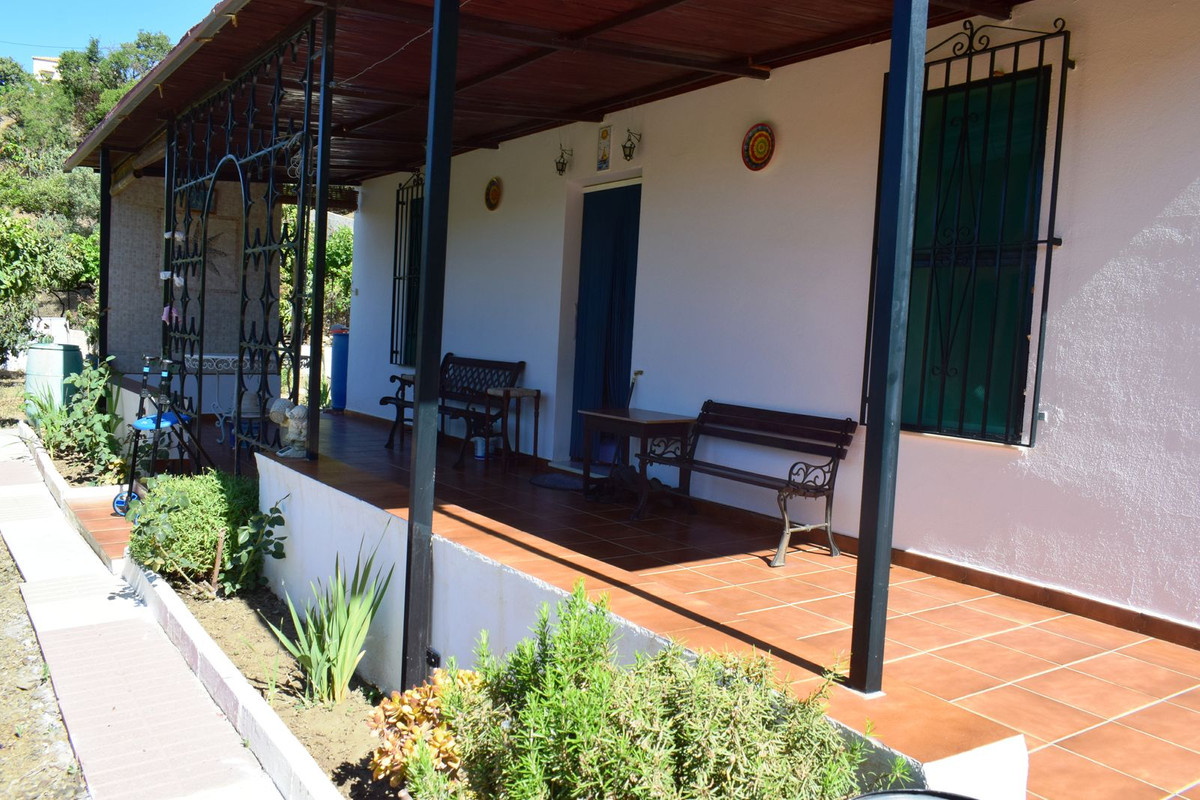 This lovely house is situated in the countryside of Benamargosa, a 10 minutes drive from the village and 30 to the coast.