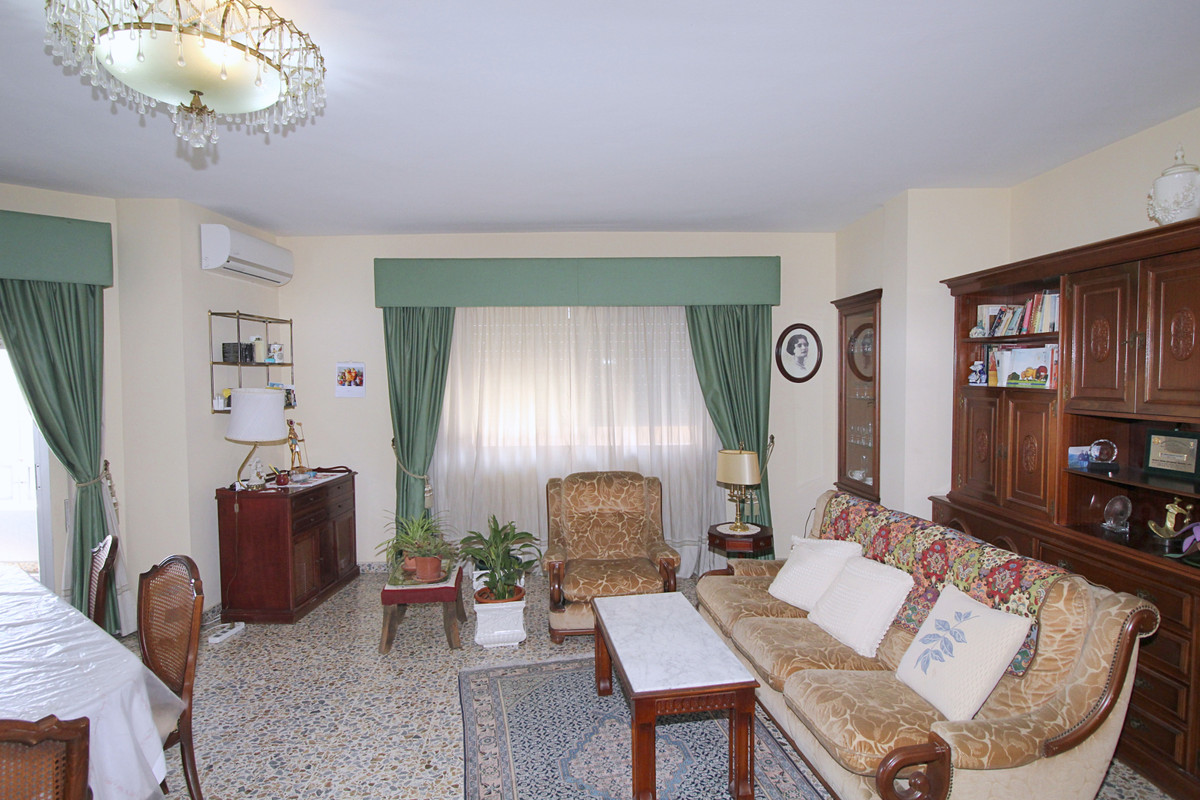A large 170m2 4 bedroom apartment located in the heart of coin, near by to all the local facilities, such as restaurants cafes shops and Banks.