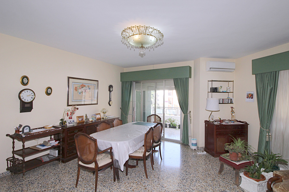 A large 170m2 4 bedroom apartment located in the heart of coin, near by to all the local facilities, such as restaurants cafes shops and Banks.