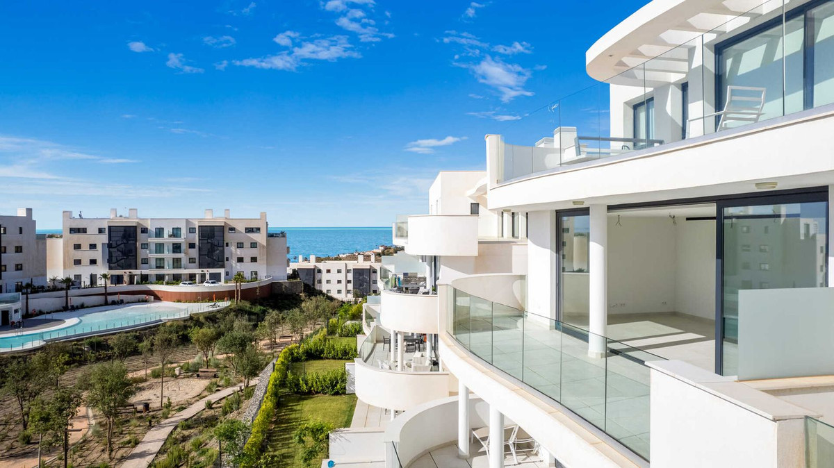 Enjoy the Mediteranean lifestyle in this modern luxury apartment with seaviews, in the beautiful urb, Spain