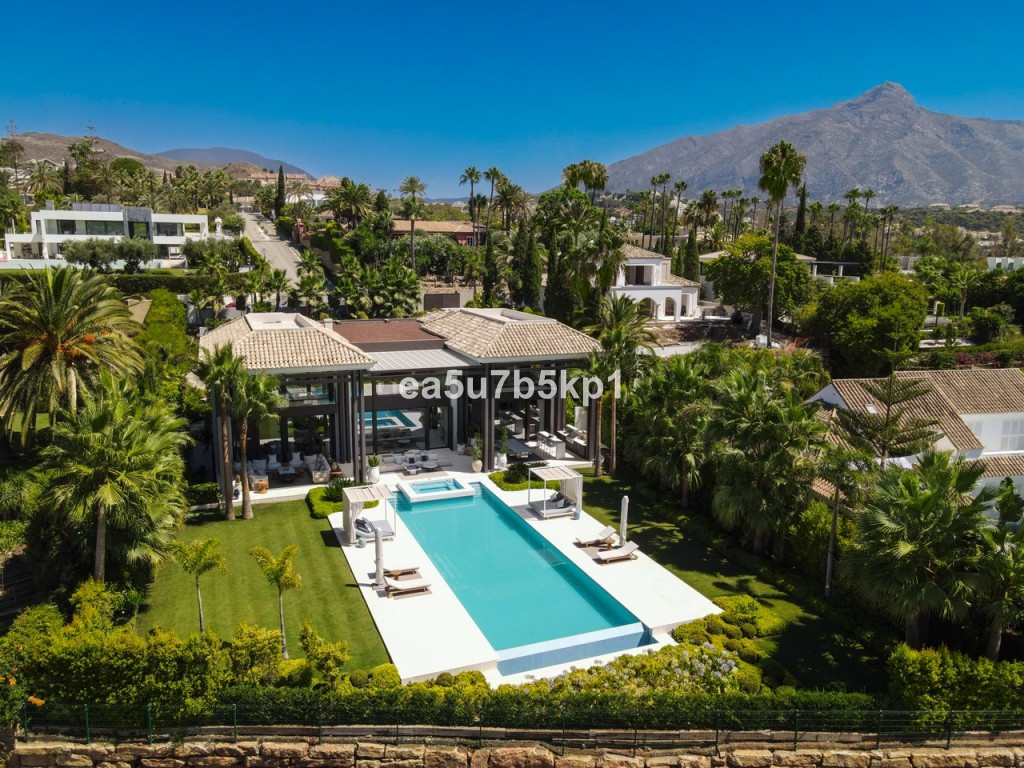 Detached Villa for sale in Nueva Andalucía R4224301