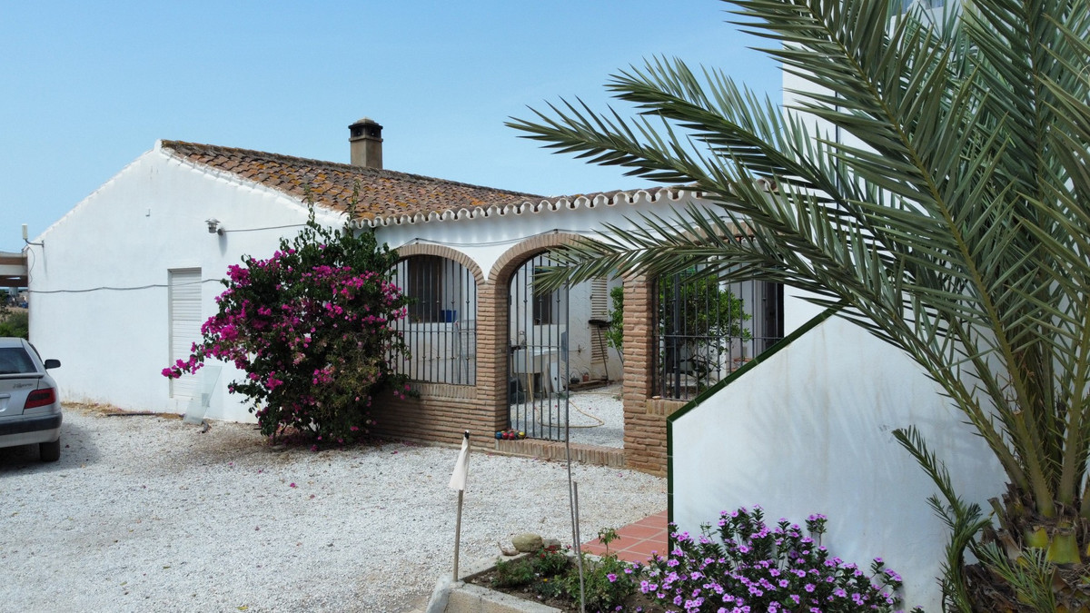 This charming finca, originally from the 1940s, offers a great opportunity to realize your dream of a typical Andalusian finca.